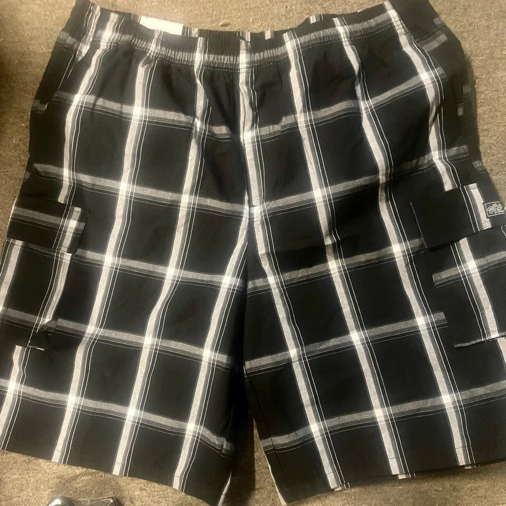 NWT…Mens shorts in size 5x….black and white shorts made by Shaka Wear - Picture 2 of 5